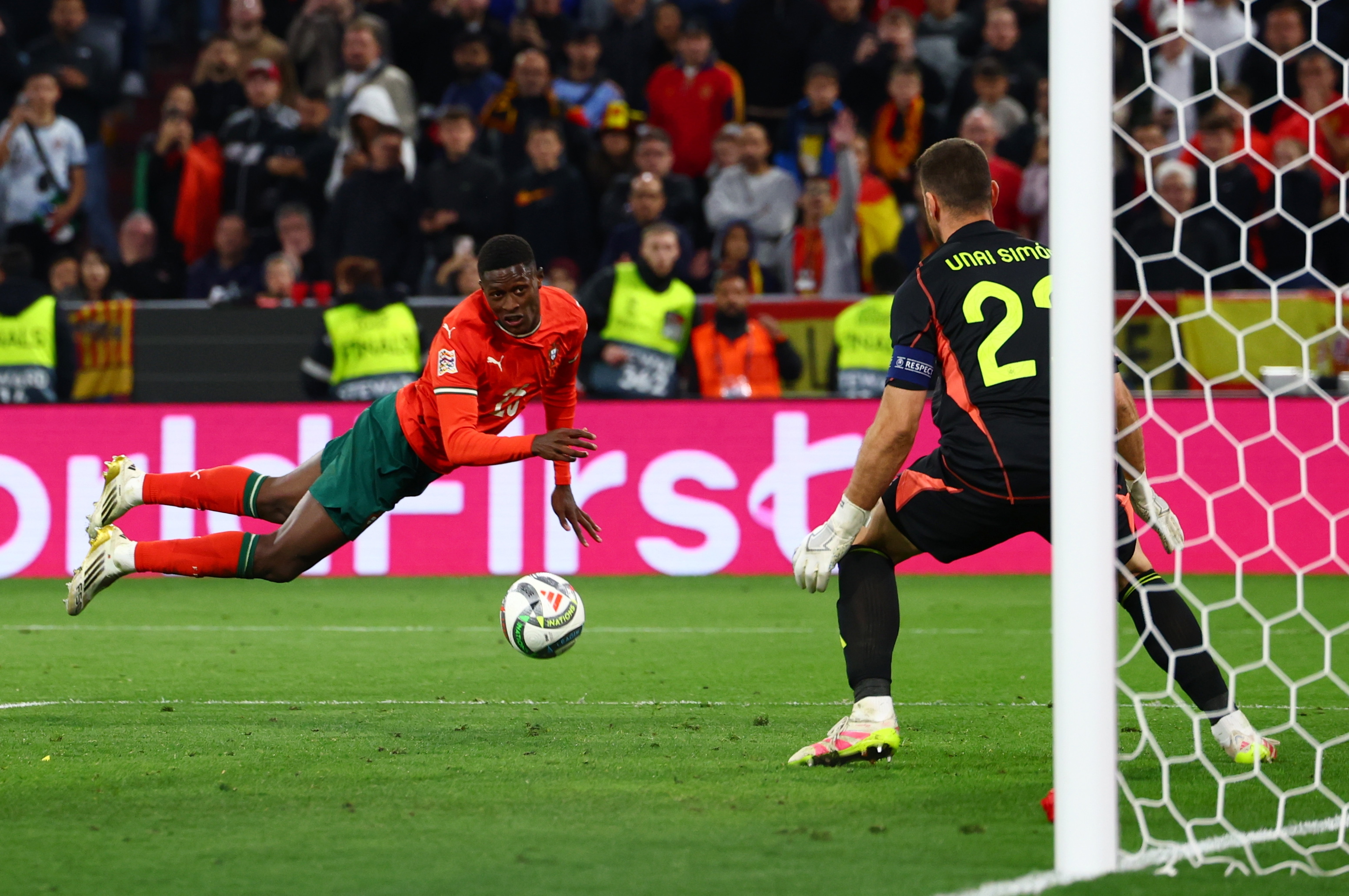 葡萄牙国家队豪取胜利,锁定晋级名额 葡萄牙国家队豪取胜利,锁定晋级名额