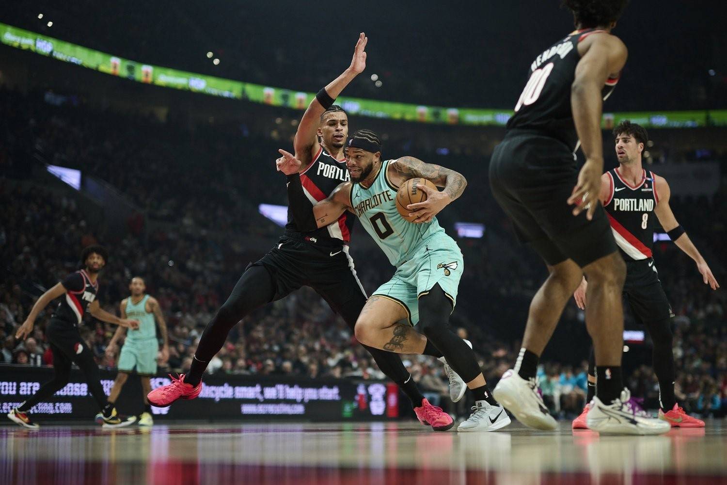 包含开拓者击败爵士利拉德帽子戏法，西区外卡争夺战再度白热化的词条