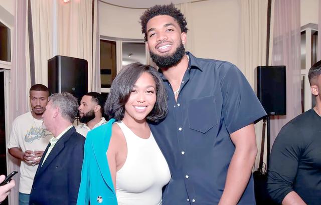 森林狼队新秀唐斯在季后赛中表现抢眼，备受瞩目