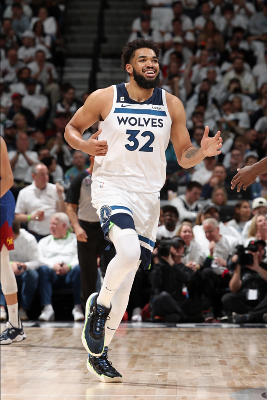 森林狼队新秀唐斯在季后赛中表现抢眼，备受瞩目