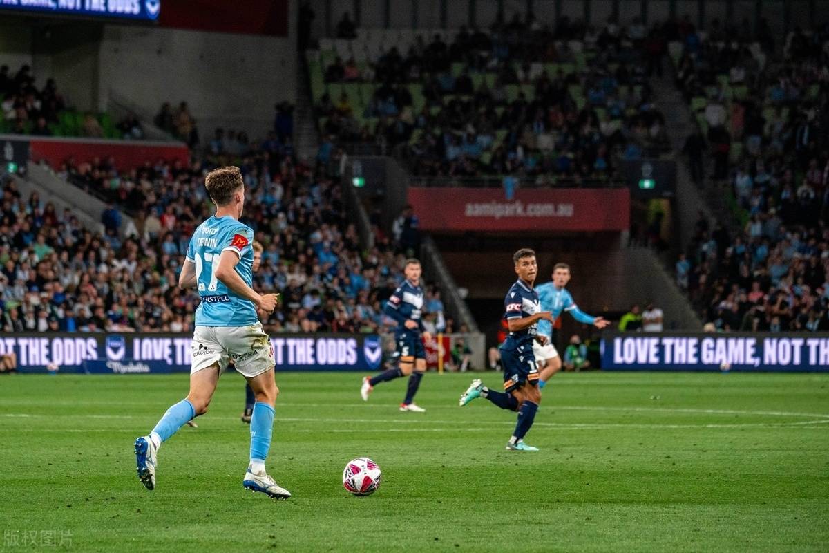 澳大利亚足球联赛布里斯班狮吼队加强防线训练的简单介绍