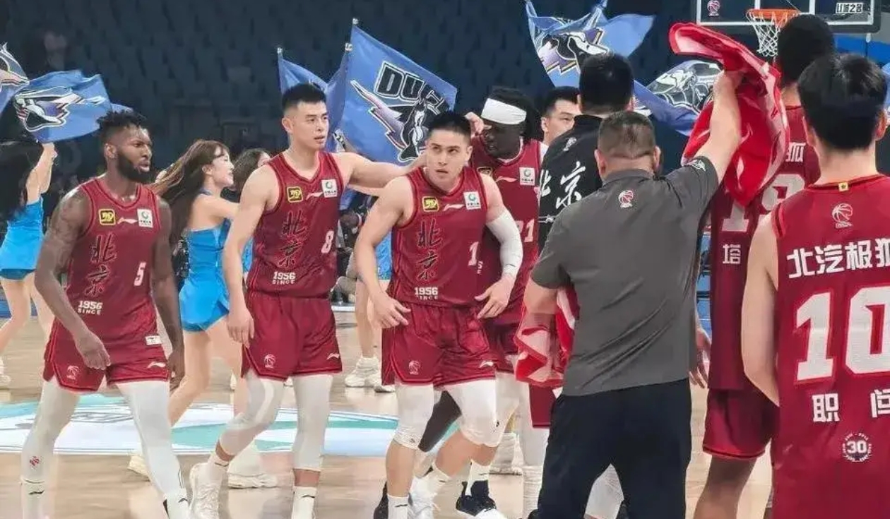 比赛中诞生新的战术,引发球迷讨论 比赛中诞生新的战术,引发球迷讨论