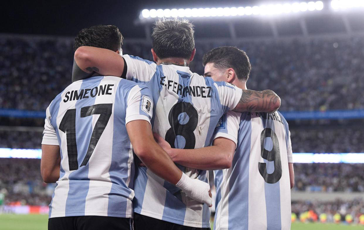 包含阿根廷球星领衔柏林雄鹰斩获胜仗的词条