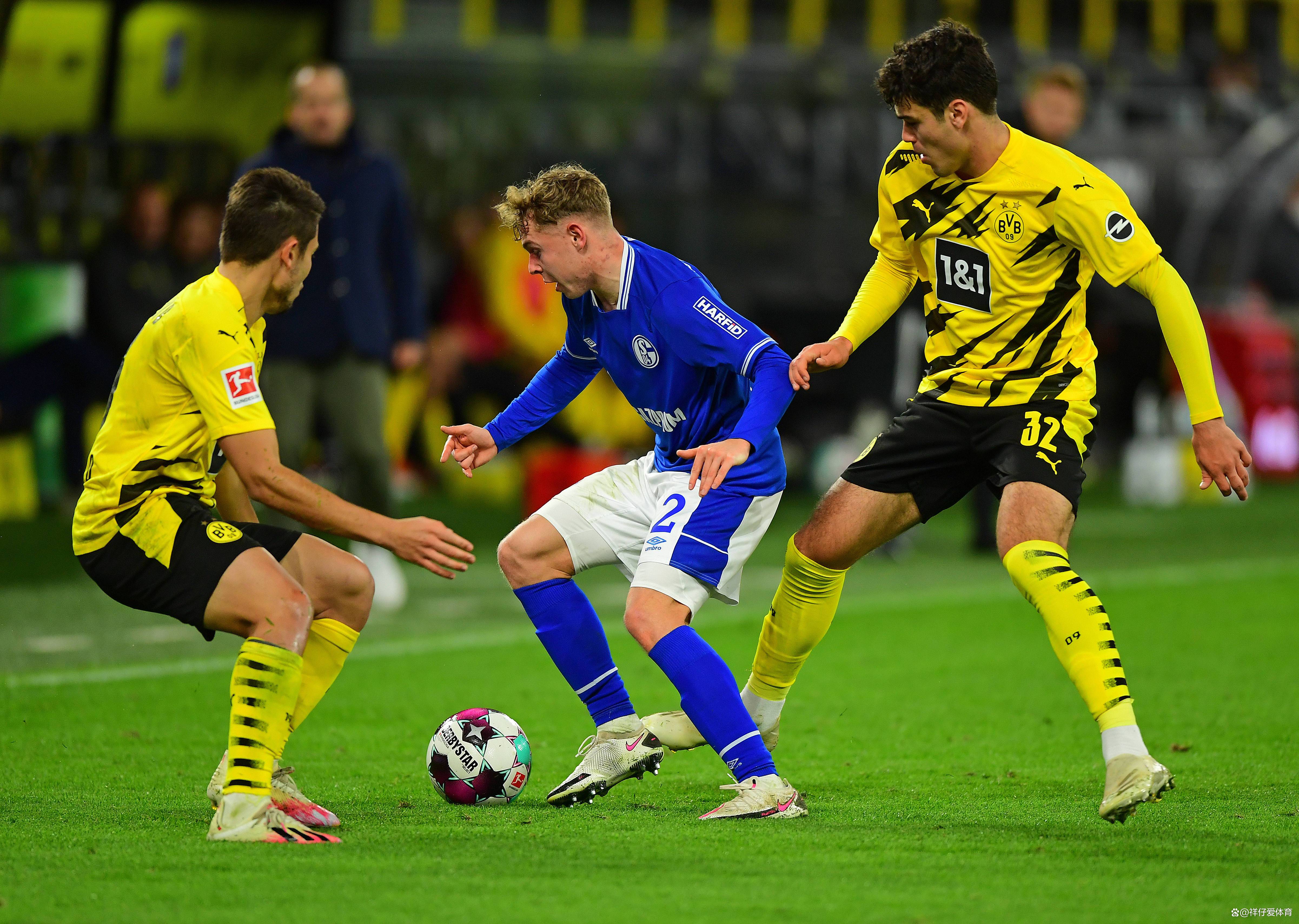 选手们在足球比赛中斗志昂扬 选手们在足球比赛中斗志昂扬