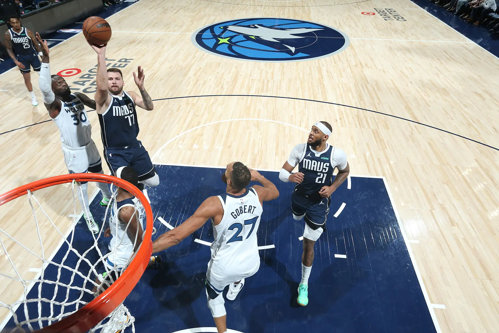 独行侠战胜尼克斯，小卡发挥出色