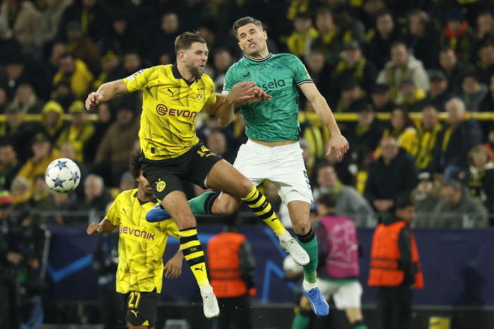 多特蒙德曼联球员合作,战胜对手 多特蒙德曼联球员合作,战胜对手