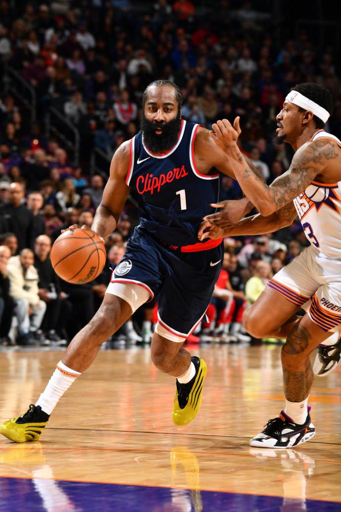 太阳客场战胜快船，布克砍下31分