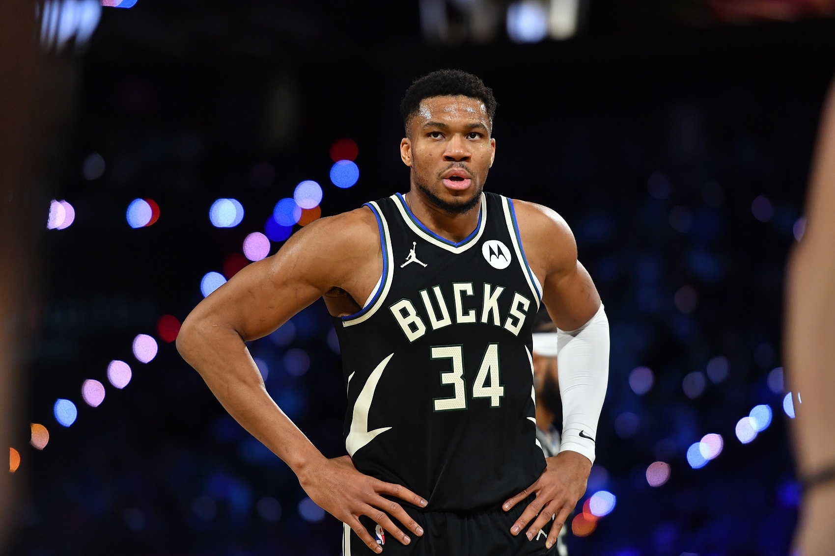 开拓者力克雄鹿，扳回一城的简单介绍